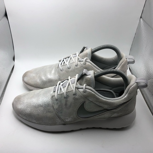 Nike Roshe silver metallic womens sneakers size 7.5 - Picture 1 of 9